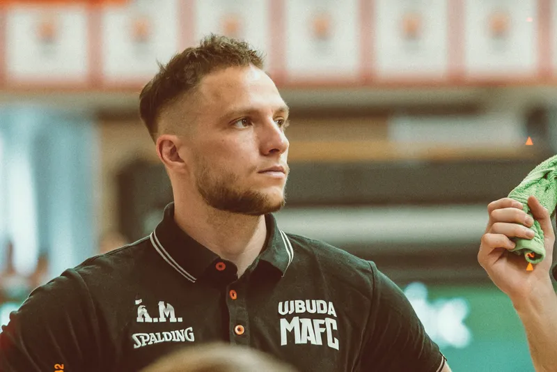 Kovács Martin a pálya szélén, Újbuda MAFC pólóban — ideiglenes fotó a hivatalos portré elkészültéig