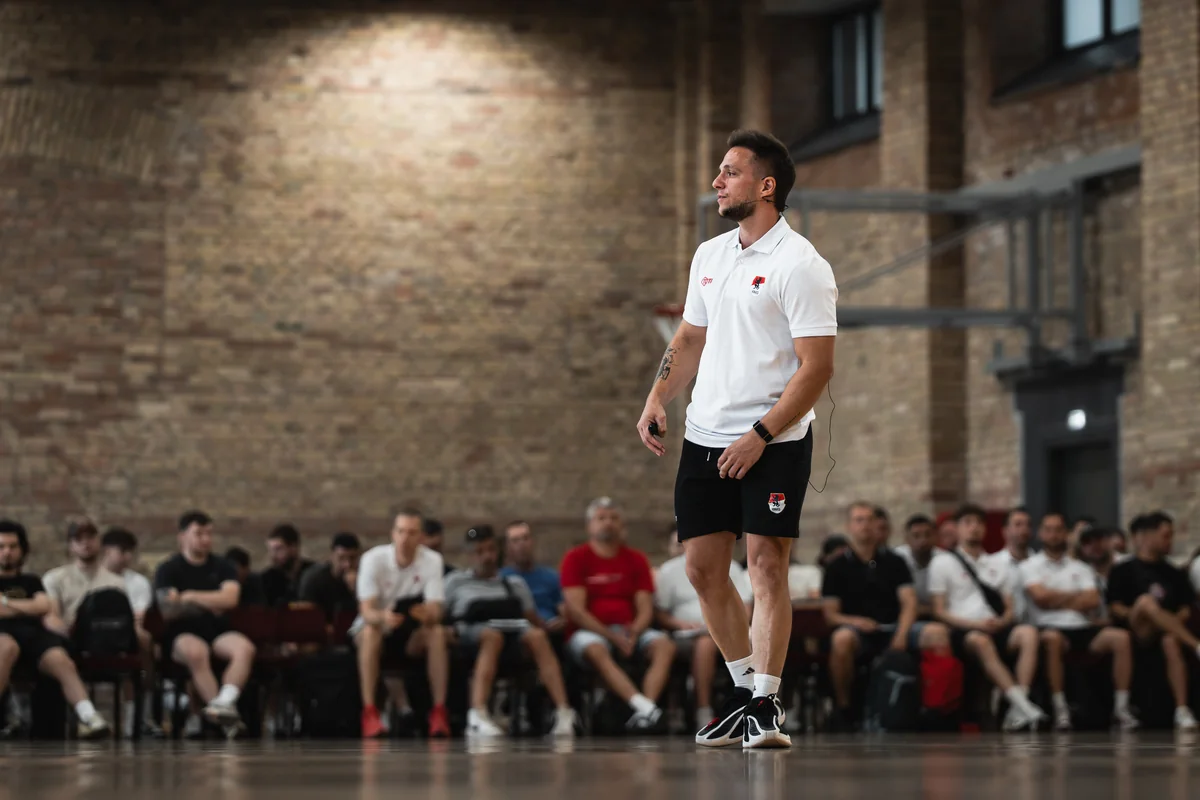 Kovács Martin előadást tart egy nagy sportolói csoportnak